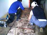 床を解体し漏水箇所の調査